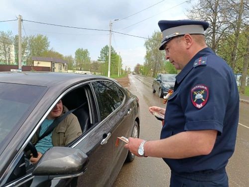 Сотрудники ГИБДД Мензелинского района поздравили водителей с 9 мая