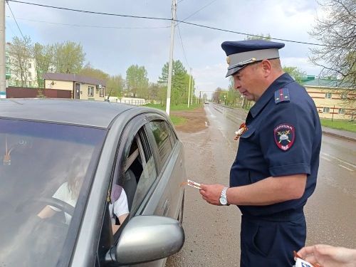 Сотрудники ГИБДД Мензелинского района поздравили водителей с 9 мая