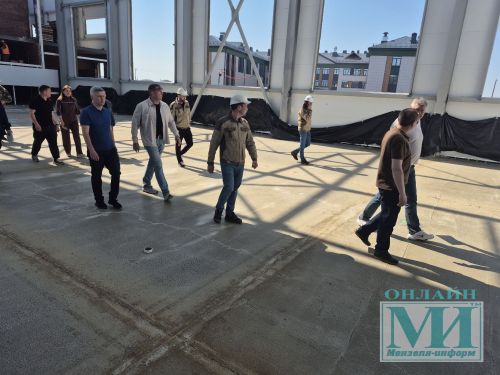 На стройке школы в Мензелинске прошло большое совещание