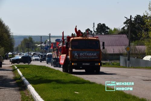 Ветеранов Мензелинска поздравили концертами во дворах домов