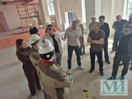 На стройке школы в Мензелинске прошло большое совещание