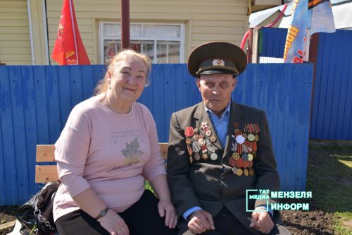 Ветеранов Мензелинска поздравили концертами во дворах домов