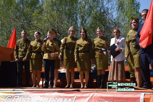 Ветеранов Мензелинска поздравили концертами во дворах домов