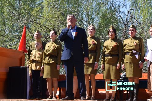 Ветеранов Мензелинска поздравили концертами во дворах домов