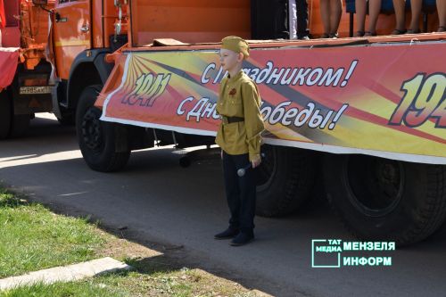 Ветеранов Мензелинска поздравили концертами во дворах домов