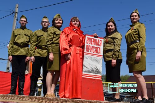 Ветеранов Мензелинска поздравили концертами во дворах домов