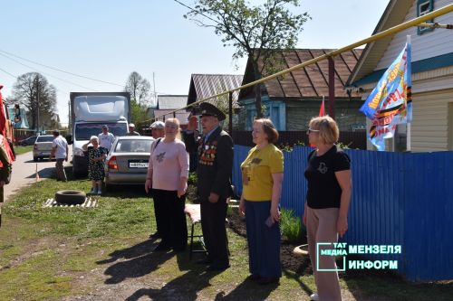 Ветеранов Мензелинска поздравили концертами во дворах домов