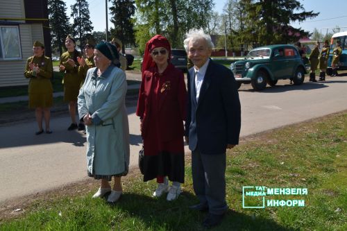 Ветеранов Мензелинска поздравили концертами во дворах домов