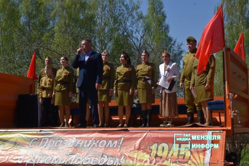 Ветеранов Мензелинска поздравили концертами во дворах домов