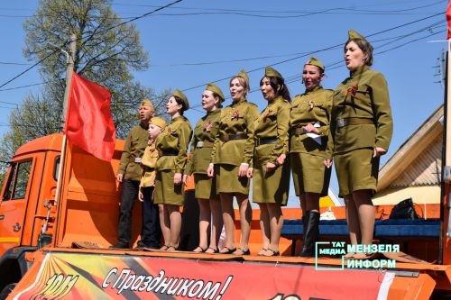 Ветеранов Мензелинска поздравили концертами во дворах домов