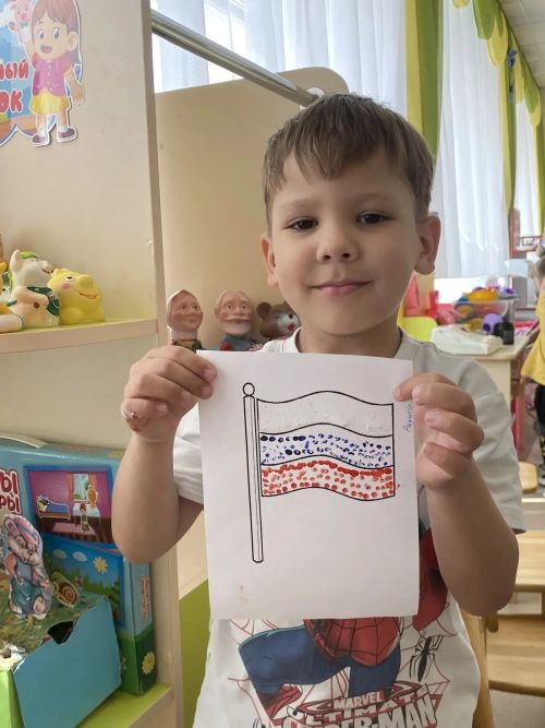 Малышы из детского сада № 10 «Чишма» нарисовали флаг России ватными палочками