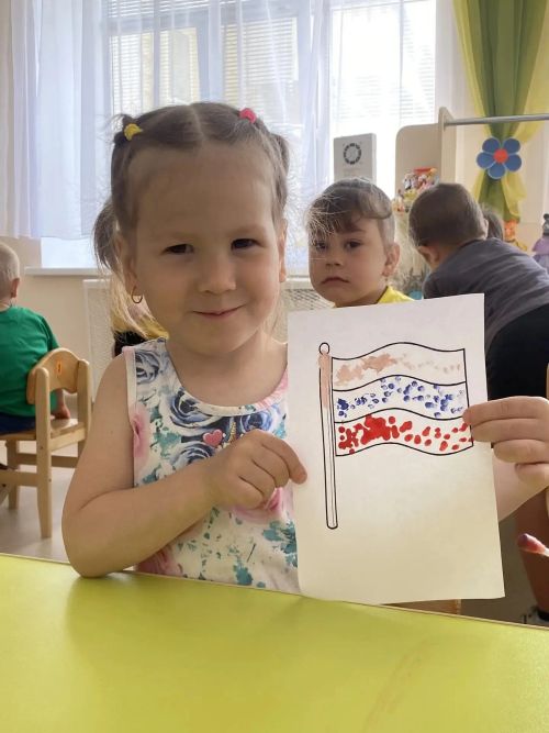 Малышы из детского сада № 10 «Чишма» нарисовали флаг России ватными палочками