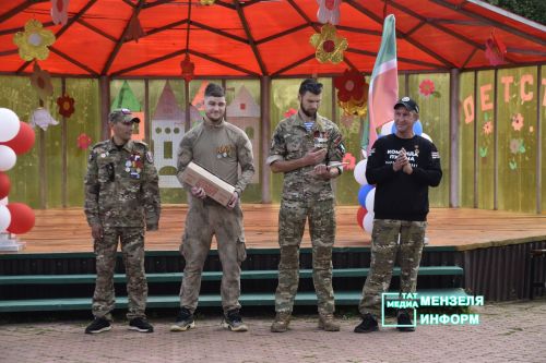 Урок мужества в лагере «Полянка»: ветераны СВО вручили награды школьникам за помощь бойцам