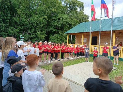 Заряжая энергией лето: яркое открытие первой смены в «Олимпийце»