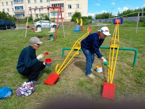 Во дворе дома 3/16 засияли свежие краски: благодаря ТОС №5 детская площадка преобразилась