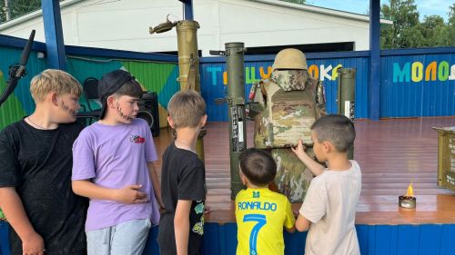 В лагере «Олимпиец» волонтер Андрей Касаткин провел «Урок мужества»