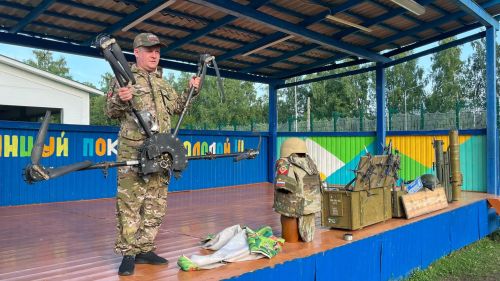 В лагере «Олимпиец» волонтер Андрей Касаткин провел «Урок мужества»