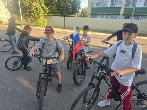 Минзәләдә Россия флагы көненә багышланган велойөреш булды
