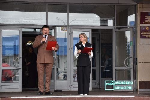 Будущие мензелинские первоклассники получили подарки к школе