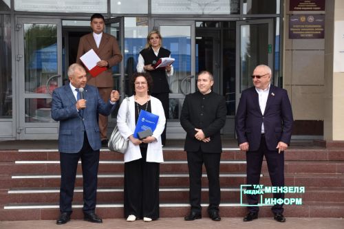 Будущие мензелинские первоклассники получили подарки к школе