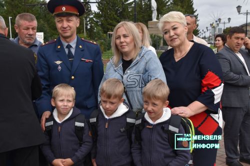 Будущие мензелинские первоклассники получили подарки к школе