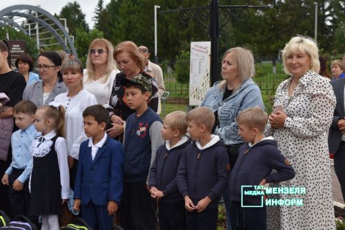 Будущие мензелинские первоклассники получили подарки к школе