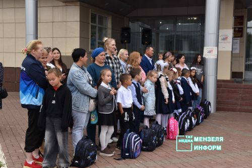 Будущие мензелинские первоклассники получили подарки к школе