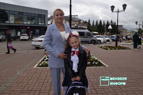 Будущие мензелинские первоклассники получили подарки к школе