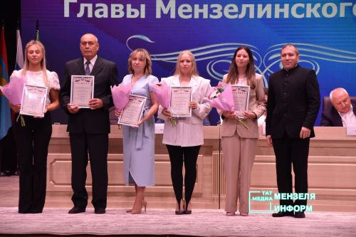 Педагогов наградили за вклад в развитие образования на августовской конференции