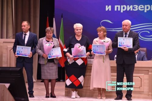 Педагогов наградили за вклад в развитие образования на августовской конференции