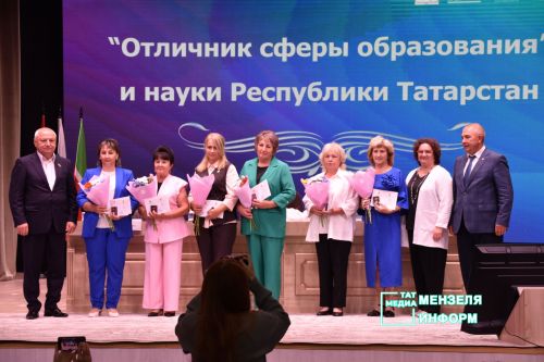 Педагогов наградили за вклад в развитие образования на августовской конференции