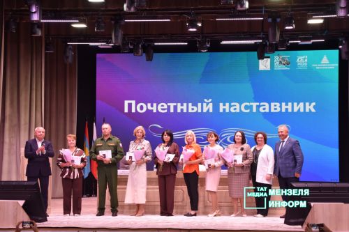 Педагогов наградили за вклад в развитие образования на августовской конференции