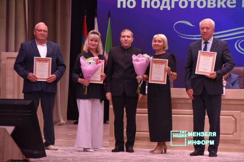 Педагогов наградили за вклад в развитие образования на августовской конференции