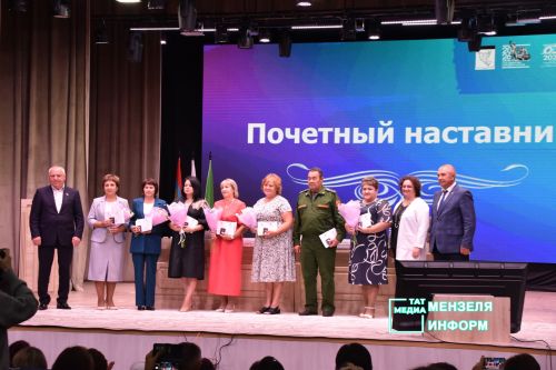 Педагогов наградили за вклад в развитие образования на августовской конференции