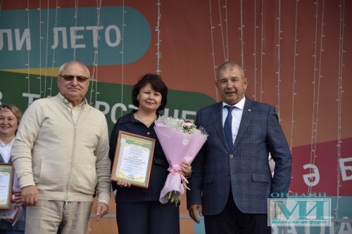 В Мензелинске наградили победителей конкурса «Самый красивый цветник» и «Мой цветущий дом»