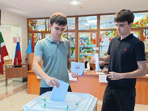 Марк и Ярослав Наумовы впервые проголосовали на выборах