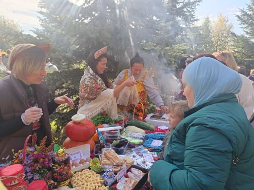 В Мензелинске благотворительная ярмарка в поддержку бойцов СВО собрала 256 тысяч рублей