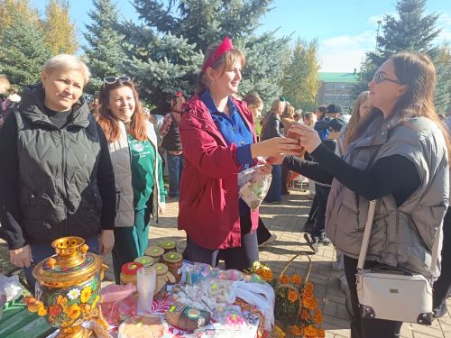 В Мензелинске благотворительная ярмарка в поддержку бойцов СВО собрала 256 тысяч рублей