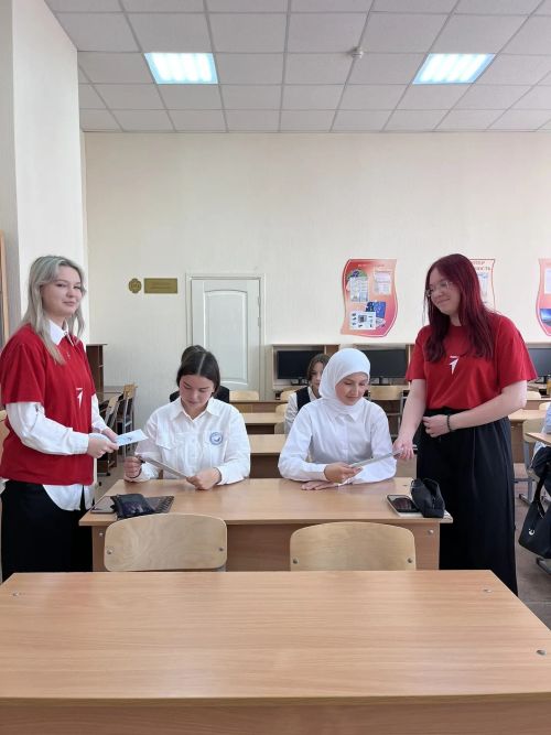 Активисты «Движения первых» провели акцию против экстремизма.