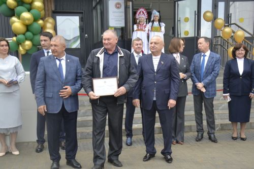 Ещё 7 жителей Мензелинска получили свидетельства о внесении в электронную Доску почета