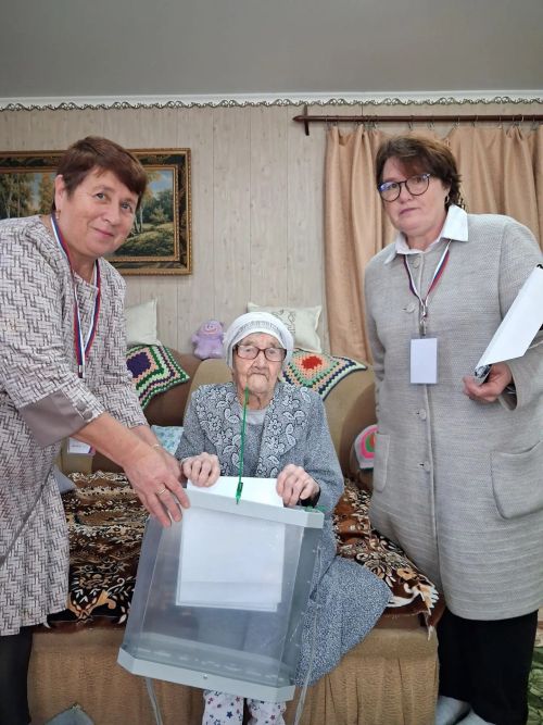 В Мензелинском районе 102-летняя Гаян Хамидуллина проголосовала на выборах в Госдуму РФ