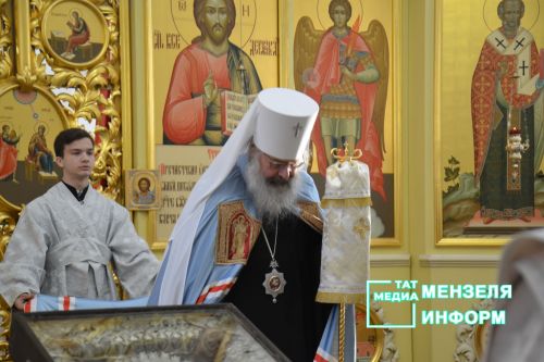 Митрополит Казанский и Татарстанский Кирилл возглавил праздничное богослужение в Никольском кафедральном Соборе, пообщался с прихожанами