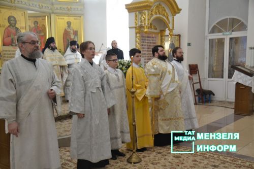 Митрополит Казанский и Татарстанский Кирилл возглавил праздничное богослужение в Никольском кафедральном Соборе, пообщался с прихожанами