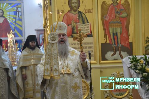 Митрополит Казанский и Татарстанский Кирилл возглавил праздничное богослужение в Никольском кафедральном Соборе, пообщался с прихожанами