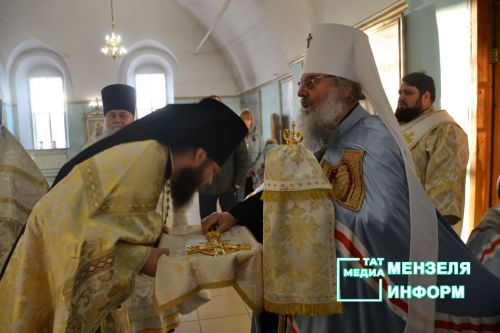 Митрополит Казанский и Татарстанский Кирилл возглавил праздничное богослужение в Никольском кафедральном Соборе, пообщался с прихожанами