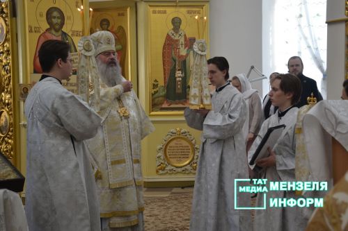 Митрополит Казанский и Татарстанский Кирилл возглавил праздничное богослужение в Никольском кафедральном Соборе, пообщался с прихожанами