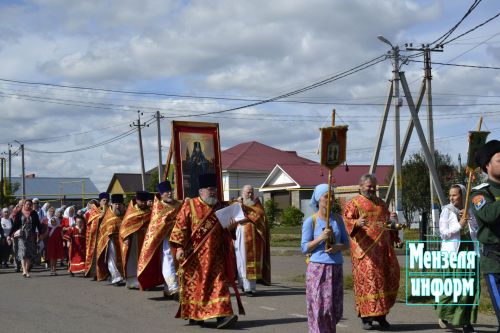 В день памяти преподобномученицы Маргариты в Мензелинске прошли праздничное богослужение и крестный ход