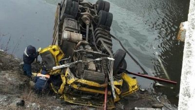 В Татарстане грузовик упал с моста в реку