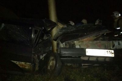 В Татарстане два подростка получили серьезные травмы во влетевшей в столб легковушке (ФОТО)