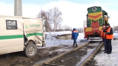 В Татарстане столкнулись локомотив и инкассаторская машина